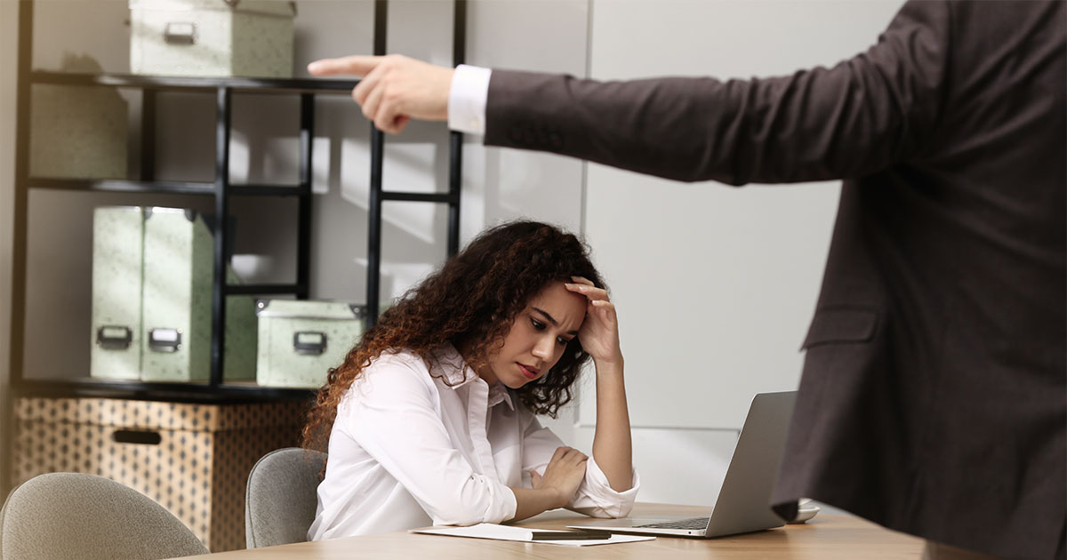 Full erstatning etter usaklig oppsigelse – arbeidstaker tilkjent årslønn og oppreisning